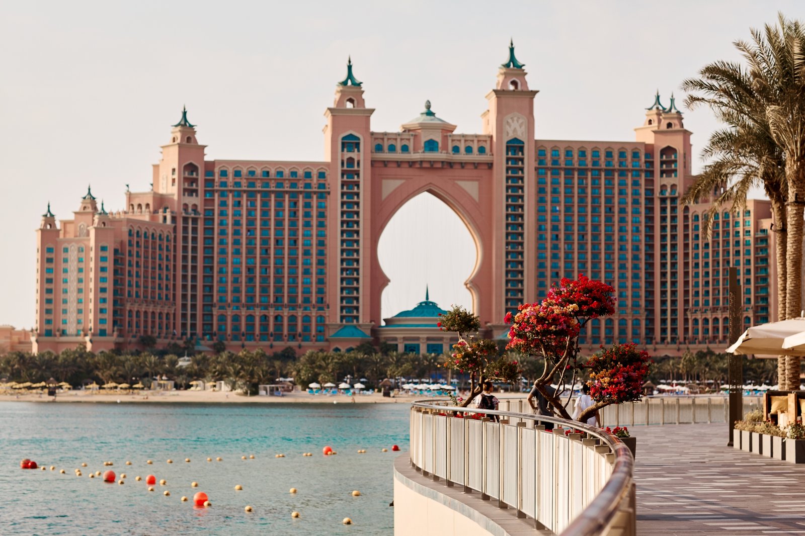 beautiful-view-of-the-atlantis-hotel-on-the-artifi