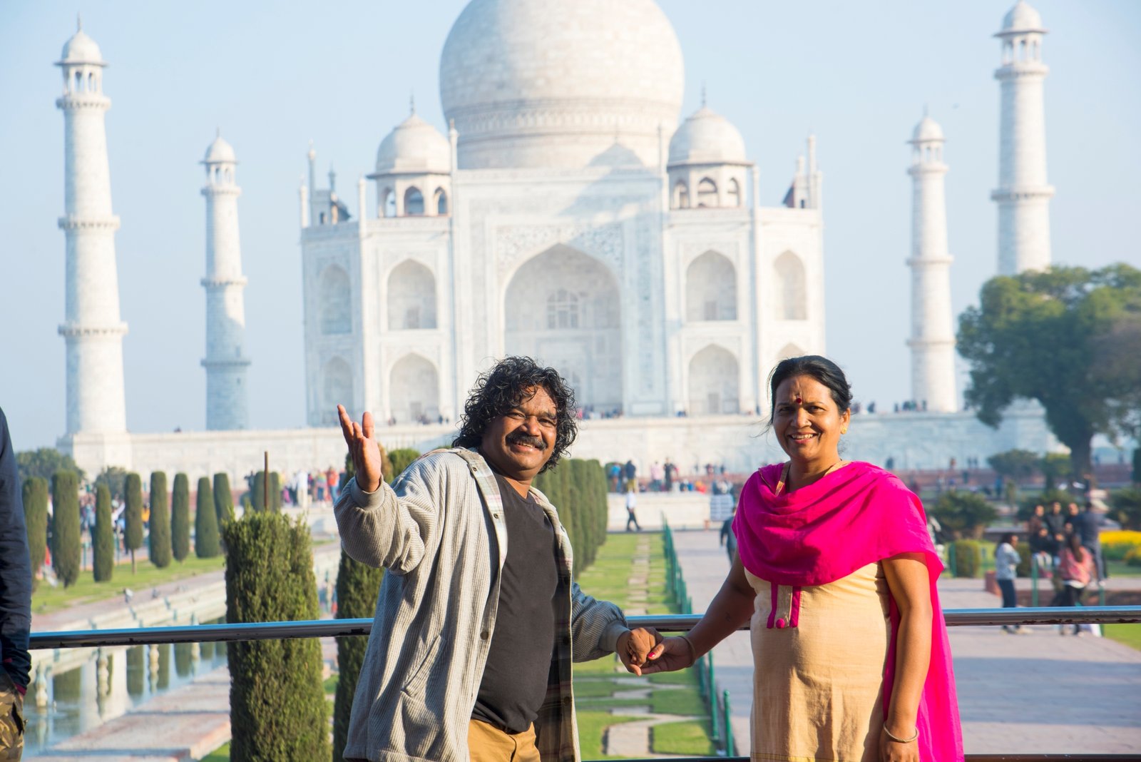 romantic-indian-couple-in-love-at-taj-mahal-agra