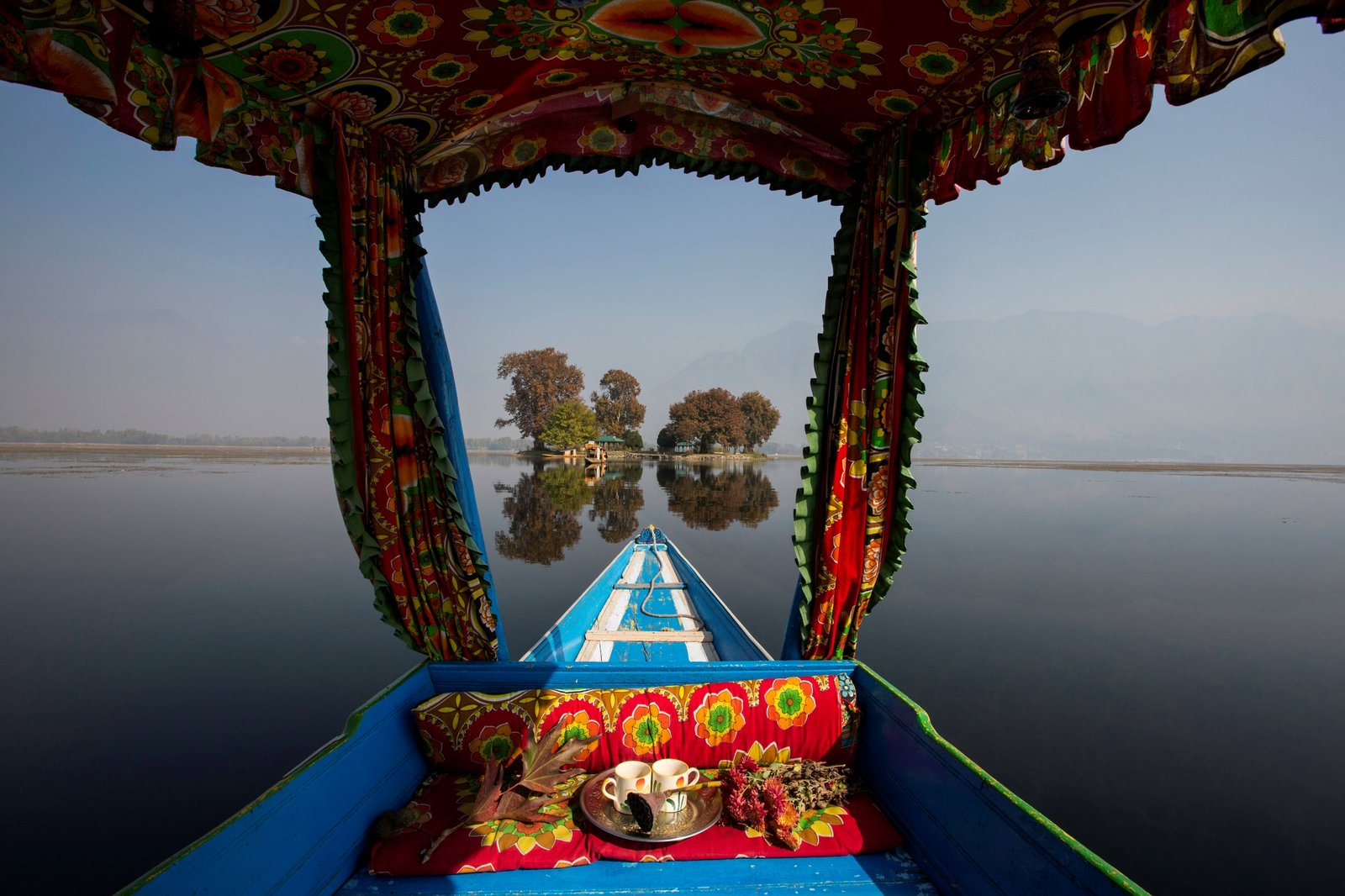 shikara-or-love-boat-iconic-to-lake-dal-srinaga