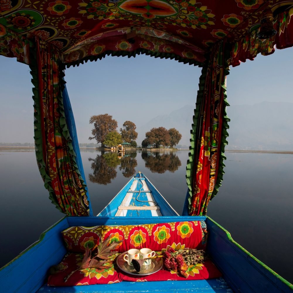 shikara-or-love-boat-iconic-to-lake-dal-srinaga
